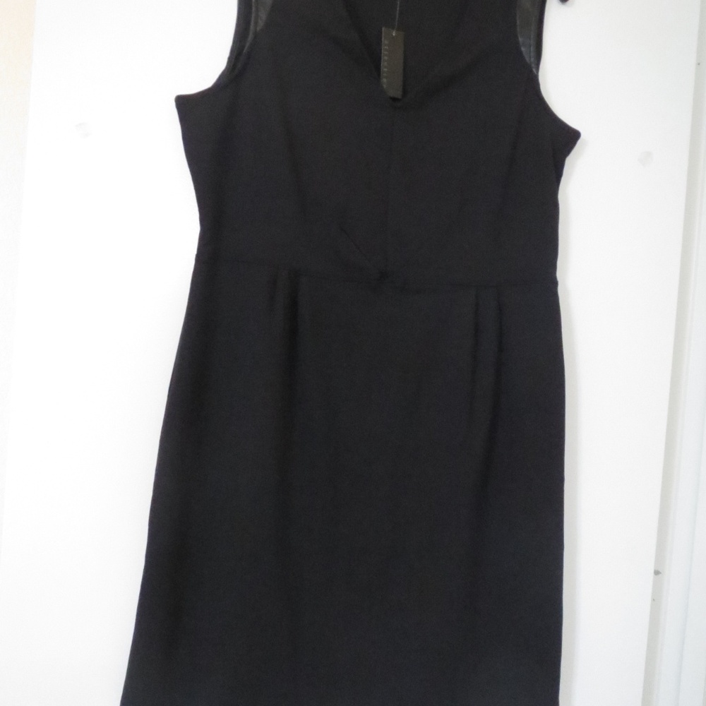 SIZE L V-NECK SLEEVELESS SHORT BLACK DRESS.